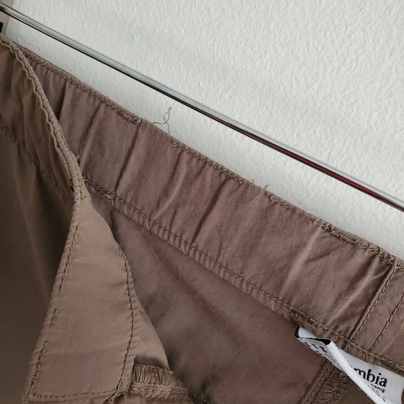 Columbia cargo shorts for hiking and outdoor activities. Dark green,Womens Small - Picture 8 of 8